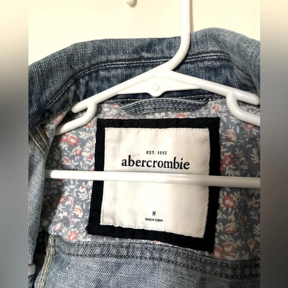 Abercrombie M ( 7/8 ) Denim Jean Jacket Medium/ Light Wash Floral Lining Button
